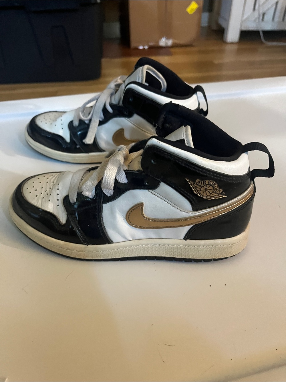 Jordan one mid black/gold/white size 1Y BQ6932-007
